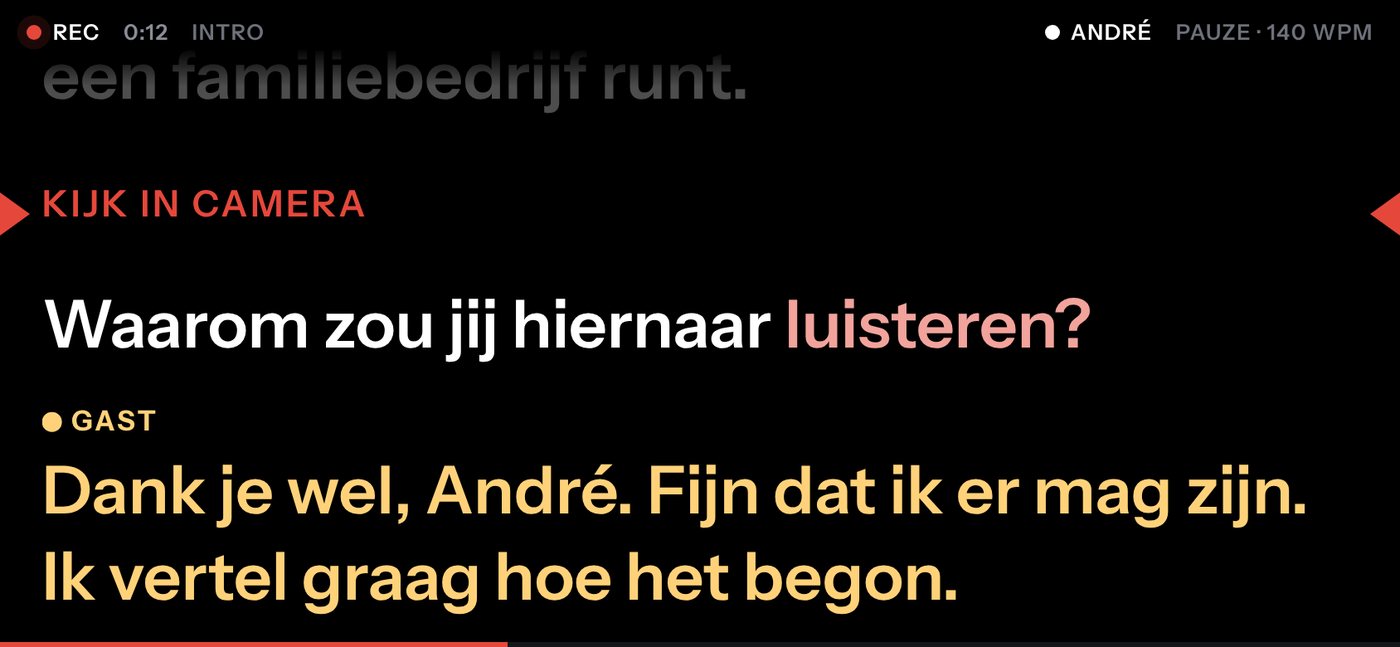 De Prompter op een telefoon: grote witte tekst op zwart, de rode leeslijn, de spreker André en daaronder de gast in geel.
